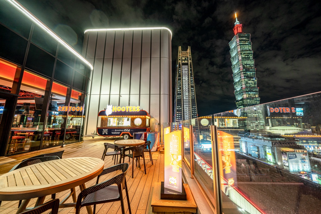 Hooters信義店美式餐廳坐擁百萬級景觀