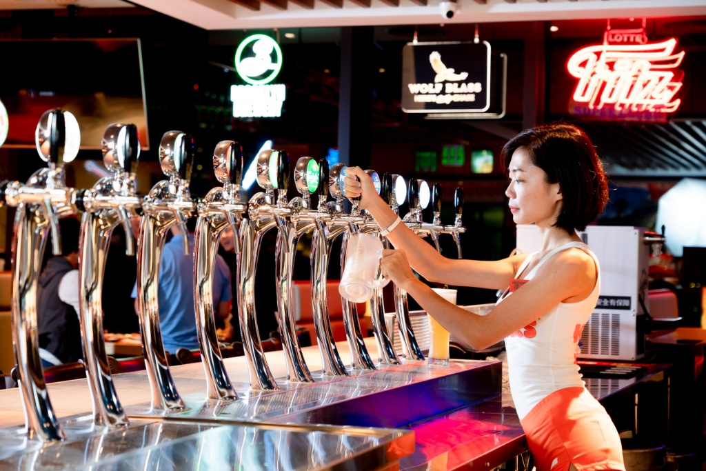 Hooters信義店美式餐廳提供12款生啤酒