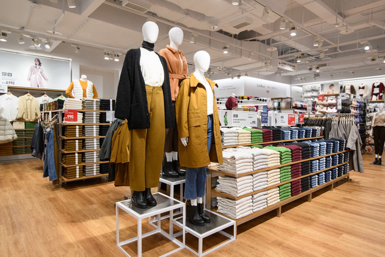 Uniqlo Att 4 Fun信義店u系列專區