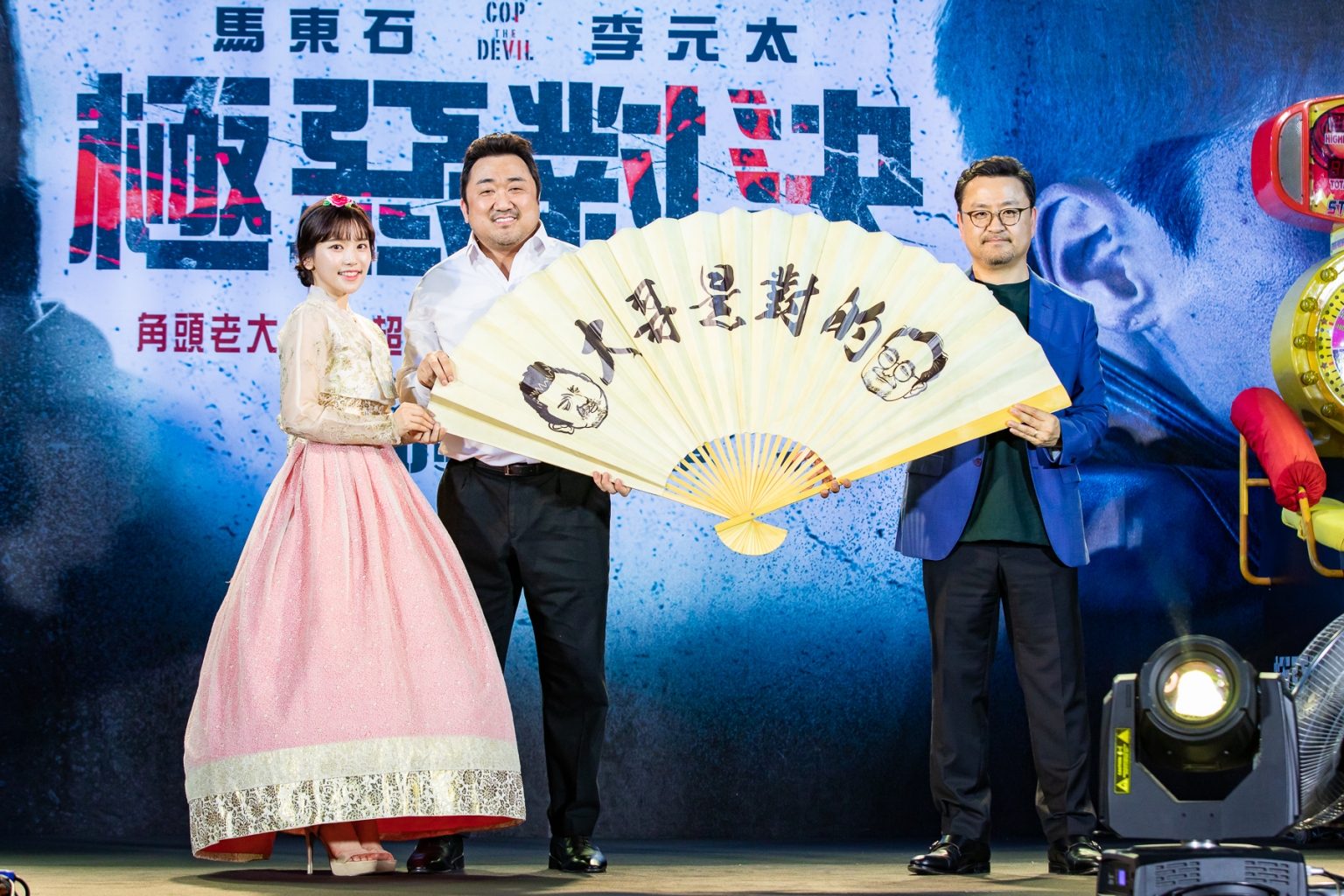 《極惡對決》蔡瑞雪獻上「大哥是對的」造型扇子