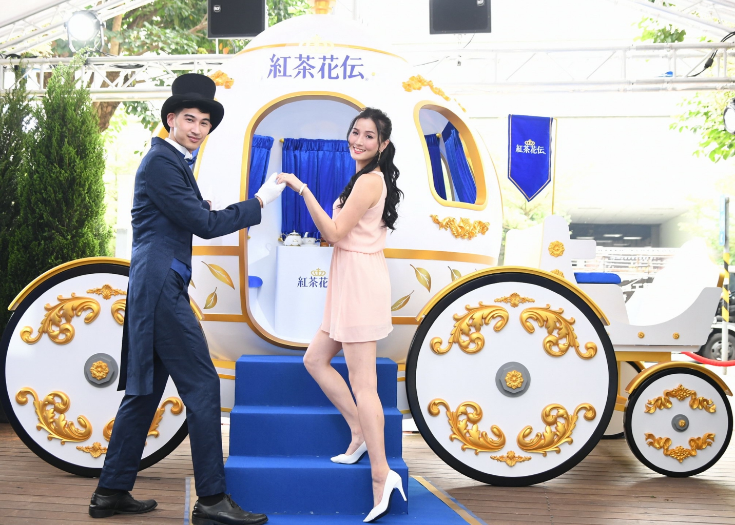 「紅茶花伝」打造皇家馬車出現信義街頭 隨手一拍猶如置身歐洲莊園
