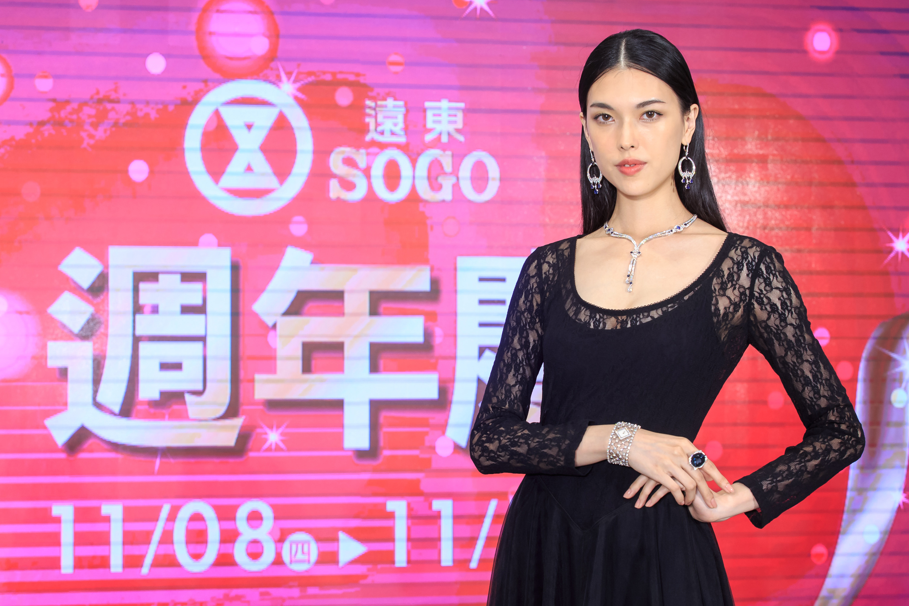 伯爵secerts & Lights高級珠寶系列項鍊+secrets&lights高級珠寶系列耳環(4040000元)+高級珠寶手鐲表18k白金(參考售價6750000元)+limelight Party高級珠寶系列指環18k白金(參考售價1100000元)