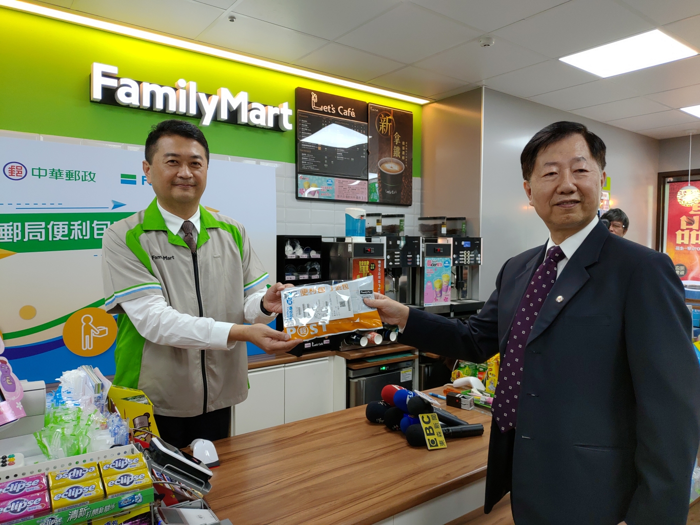 全家便利商店與中華郵政攜手推出「郵局便利包店寄宅」