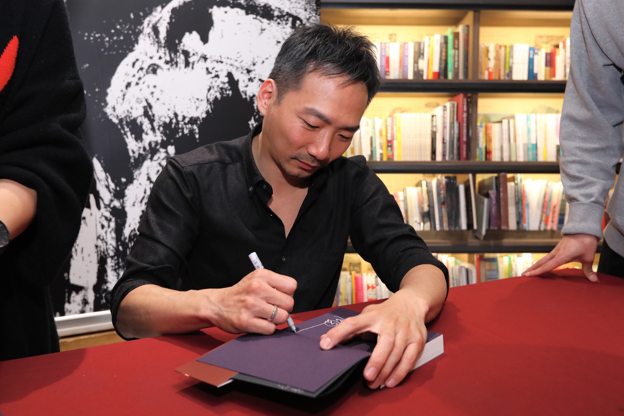 石頭《因為留不住》簽書會簽名謝書迷