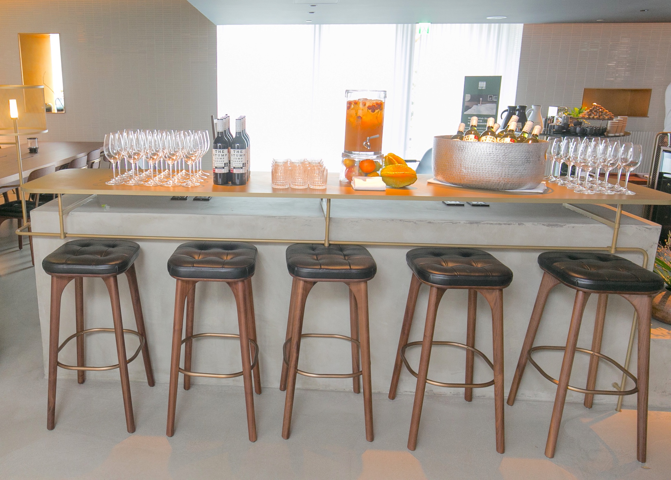 金普頓大安酒店living Room中設有良心酒櫃honor Bar