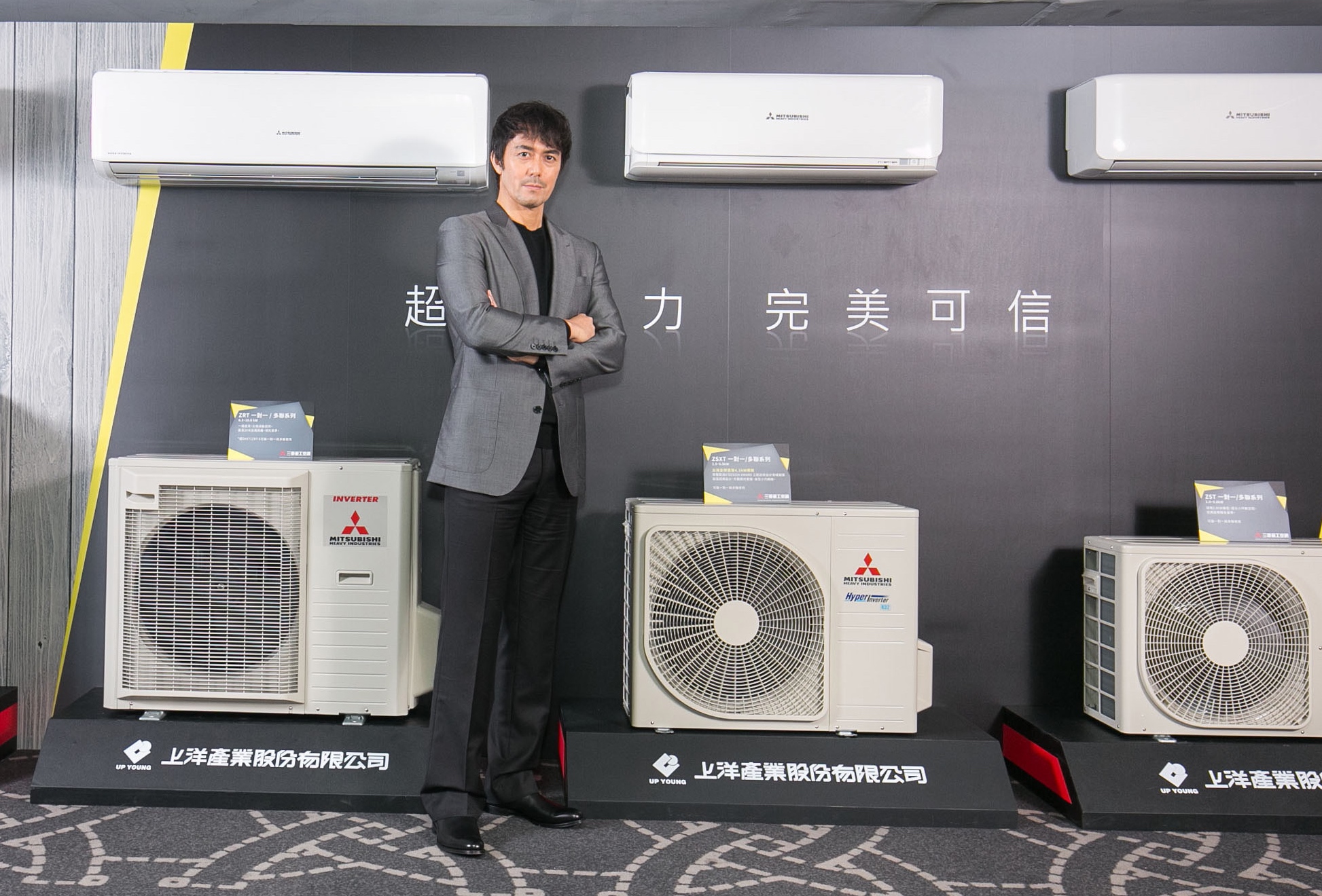 阿部寬以一襲深灰西裝搭配黑色針織衫颯爽出席活動